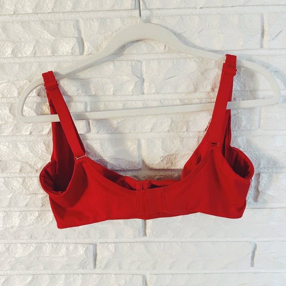 Smooth Red Underwire Bra with Supportive Straps - Picture 5 of 5